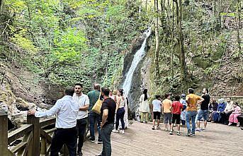 Düzce'de tabiat parkları şelaleleriyle sıcak havadan bunalanları ağırladı