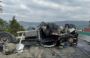 Düzce'de tırla otomobilin çarpıştığı kazada 2 kişi yaşamını yitirdi, 2 kişi yaralandı