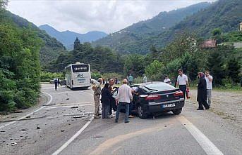 Giresun'da otobüs ile çarpışan otomobilin sürücüsü ağır yaralandı