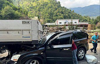 Giresun'da park halindeki tıra çarpan otomobildeki 3 kişi yaralandı