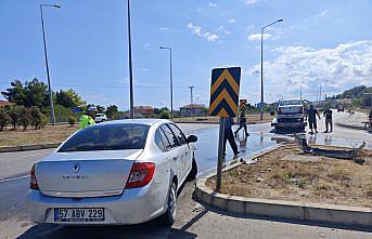 Yakakent'te iki otomobilin çarpıştığı kazada 5 kişi yaralandı