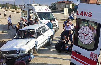 Sinop'ta otomobille motosikletin çarpıştığı kazada 2 kişi yaralandı