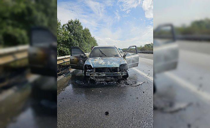 Anadolu Otoyolu'nun Düzce kesiminde seyir halindeki otomobil yandı