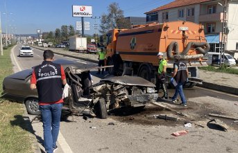 Bartın'da temizlik aracına çarpan otomobilin sürücüsü ağır yaralandı