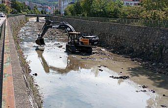 Cide'de su baskınlarına karşı kanal temizliği yapılıyor