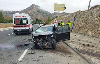 Gümüşhane'de istinat duvarına çarpan otomobildeki 3 kişi yaralandı