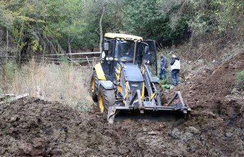 Kastamonu'da 18 yıl önce kaybolan kadının oğlunun evinin bahçesi kepçeyle aranıyor