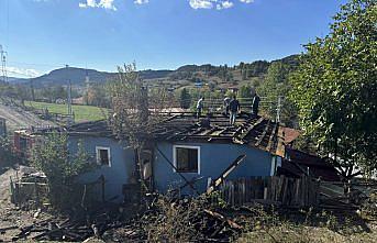 Kastamonu'da çıkan yangında 2 katlı ev kullanılamaz hale geldi