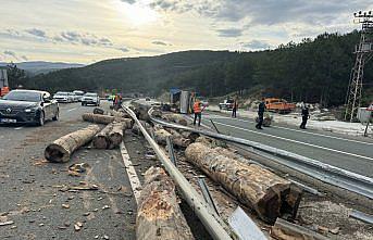 Kastamonu'da devrilen tomruk yüklü tırın sürücüsü yaralandı