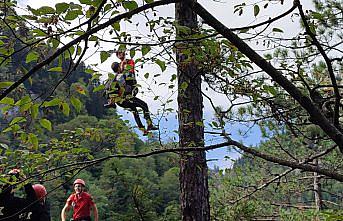 Kastamonu'da kayalıklarda mahsur kalan 2 madenci helikopterle kurtarıldı