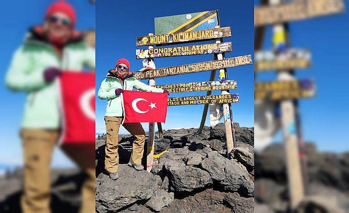 Kız çocuklarının eğitimi için Afrika'nın en yüksek dağı Kilimanjaro'ya tırmandı