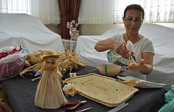 Mısır kabuklarından hediyelik eşya üretiyor