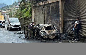 Rize'de park halindeki otomobil yandı