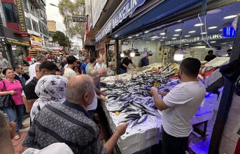 Samsun'da hamsinin kilogramı 200, palamudun tanesi 50 liradan satılıyor