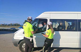 Yakakent'te polis okul servislerine yönelik denetim yaptı