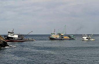 Sinop'ta karaya oturan balıkçı teknesi kurtarıldı