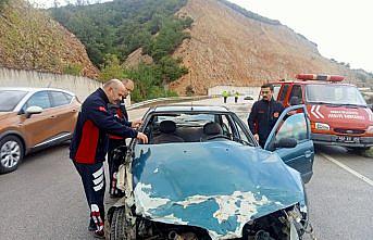 Tokat'ta bariyerlere çarpan otomobildeki 3 kişi yaralandı