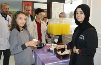 Amasya'da öğrenciler Filistin'e destek olmak için limonata sattı