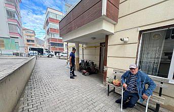 Amasya'da aracının lastiği patlayan engellinin imdadına zabıta yetişti