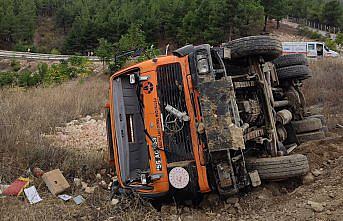 Amasya'da freni boşalınca şarampole devrilen kamyondaki sürücü yaralandı