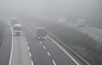 Anadolu Otoyolu'nun Düzce kesiminde sis ulaşımı aksattı