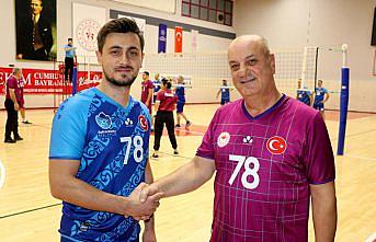 Baba ve oğlu parkede rakip oldu