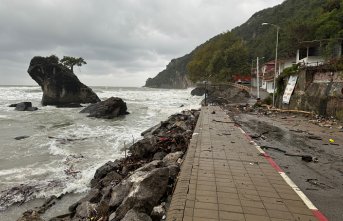 Bartın'da sağanakla denize sürüklenen atıklar İnkumu sahilinde kirlilik oluşturdu