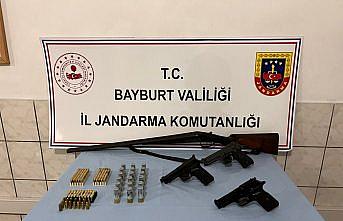 Bayburt'ta kaçakçılık operasyonunda tabanca ve tüfek ele geçirildi