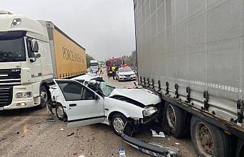 Bolu'da tıra çarpan otomobilin sürücüsü ağır yaralandı