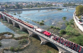 Çorum'da vatandaşlar 101 metrelik Türk bayrağı ile yürüdü