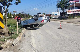 Düzce'de devrilen otomobilin sürücüsü yaralandı