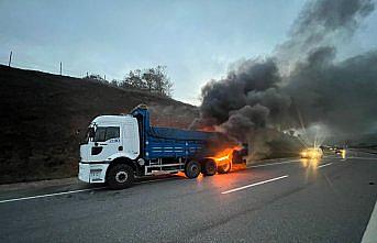 Düzce'de seyir halindeki kamyonda çıkan yangın söndürüldü