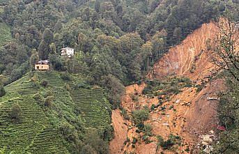 Rize'de heyelan sonucu 2 ev toprak altında kaldı