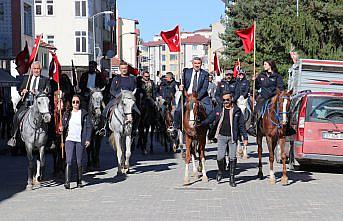 İstiklal Yolu'nu at sırtında geçtiler