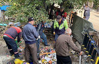 Karabük'te ev ve bahçesinden 1 kamyon çöp toplandı