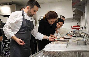 Karabük'te yaşlılar gastronomi öğrencileriyle yemek ve çikolata yaptı