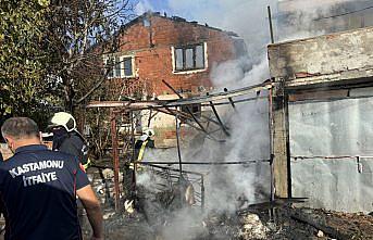 Kastamonu'da çıkan yangında 2 ev ile garaj yandı