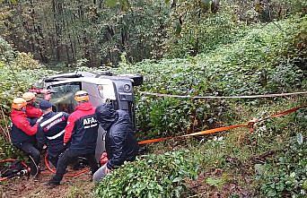 Rize'de uçuruma yuvarlanan kamyonetin sürücüsü yaralandı