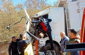 Tokat'ta iki kamyonun çarpıştığı kazada 2 kişi yaralandı