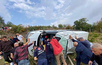 Tokat'ta tarlaya devrilen minibüsteki 3 kişi yaralandı