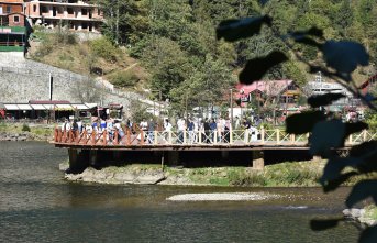 Trabzon'da üniversite eğitimi alan yabancı öğrenciler Uzungöl'ü gezdi