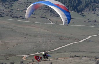 Yamaç paraşütçüleri Cumhuriyet'in 101. yıl dönümünde Abant semalarında süzüldü