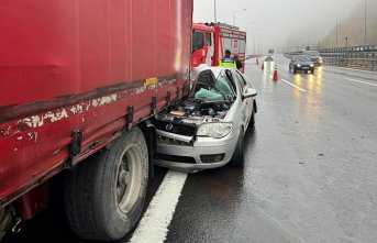 Anadolu Otoyolu'nda tıra çarpan otomobildeki 1 kişi öldü, 4 kişi yaralandı