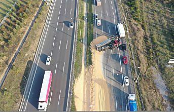 Anadolu Otoyolu Bolu kesiminde devrilen tır trafiği aksattı