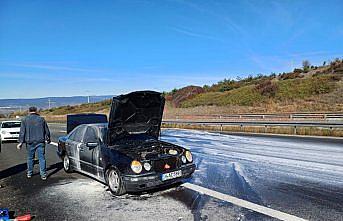 Anadolu Otoyolu'nda seyir halindeki otomobilde çıkan yangın söndürüldü