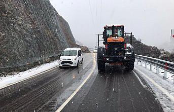 Artvin-Yusufeli yolunda ulaşım heyelan nedeniyle kontrollü sağlanıyor