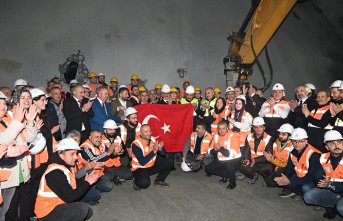 Bakan Uraloğlu, Çamlıhemşin Tüneli Işık Görme Töreni'nde konuştu