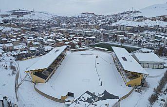 Bayburt Genç Osman Stadyumu'ndaki bir metrelik kar temizlendi