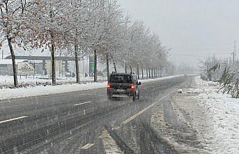 Bolu ve Düzce'de kar yağışı sürüyor