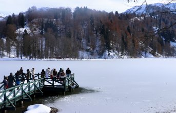 Borçka Karagöl Tabiat Parkı'nda kış ve sonbahar bir arada yaşanıyor